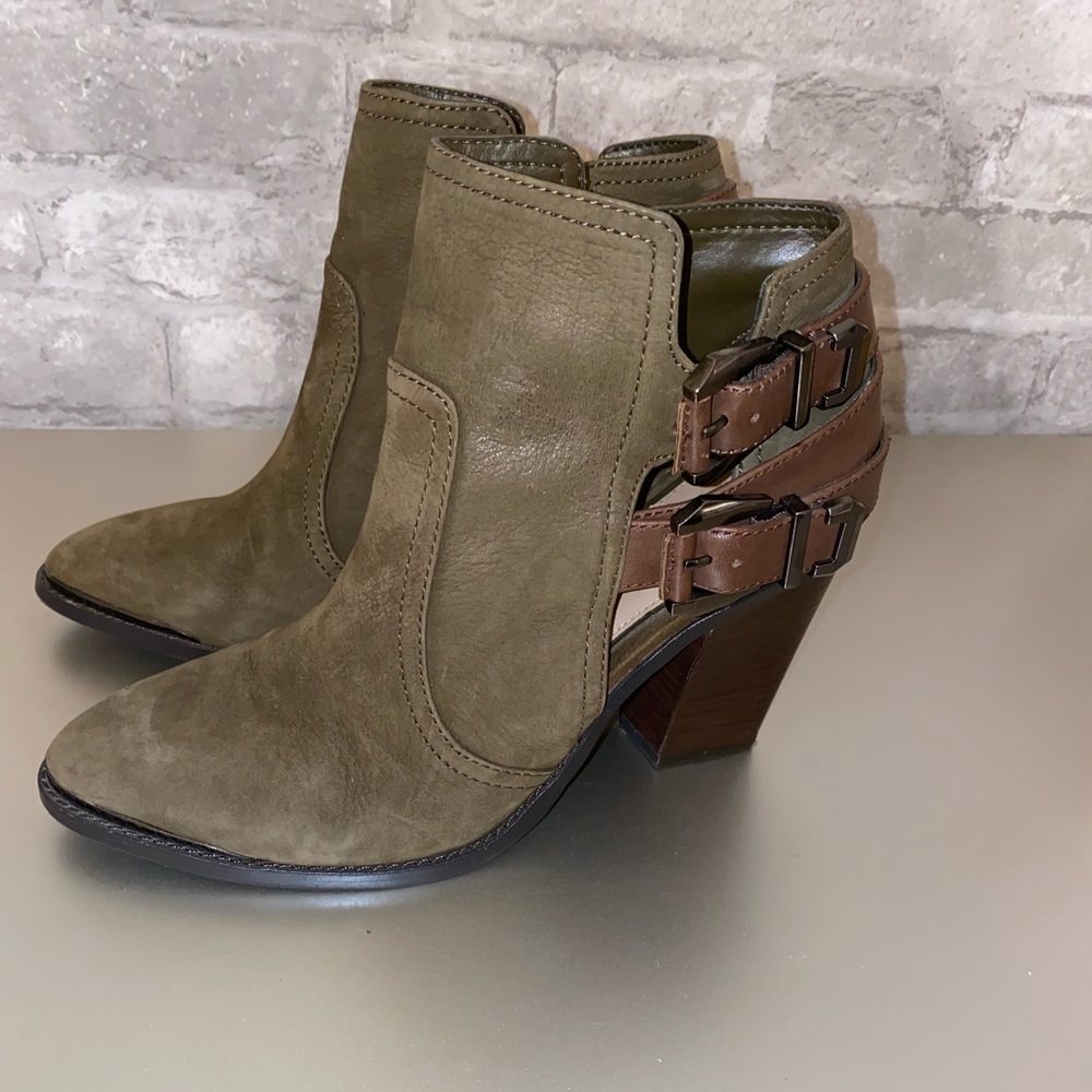 🎉HOST PICK🎉 leather Gianni Bini ankle boots olive color